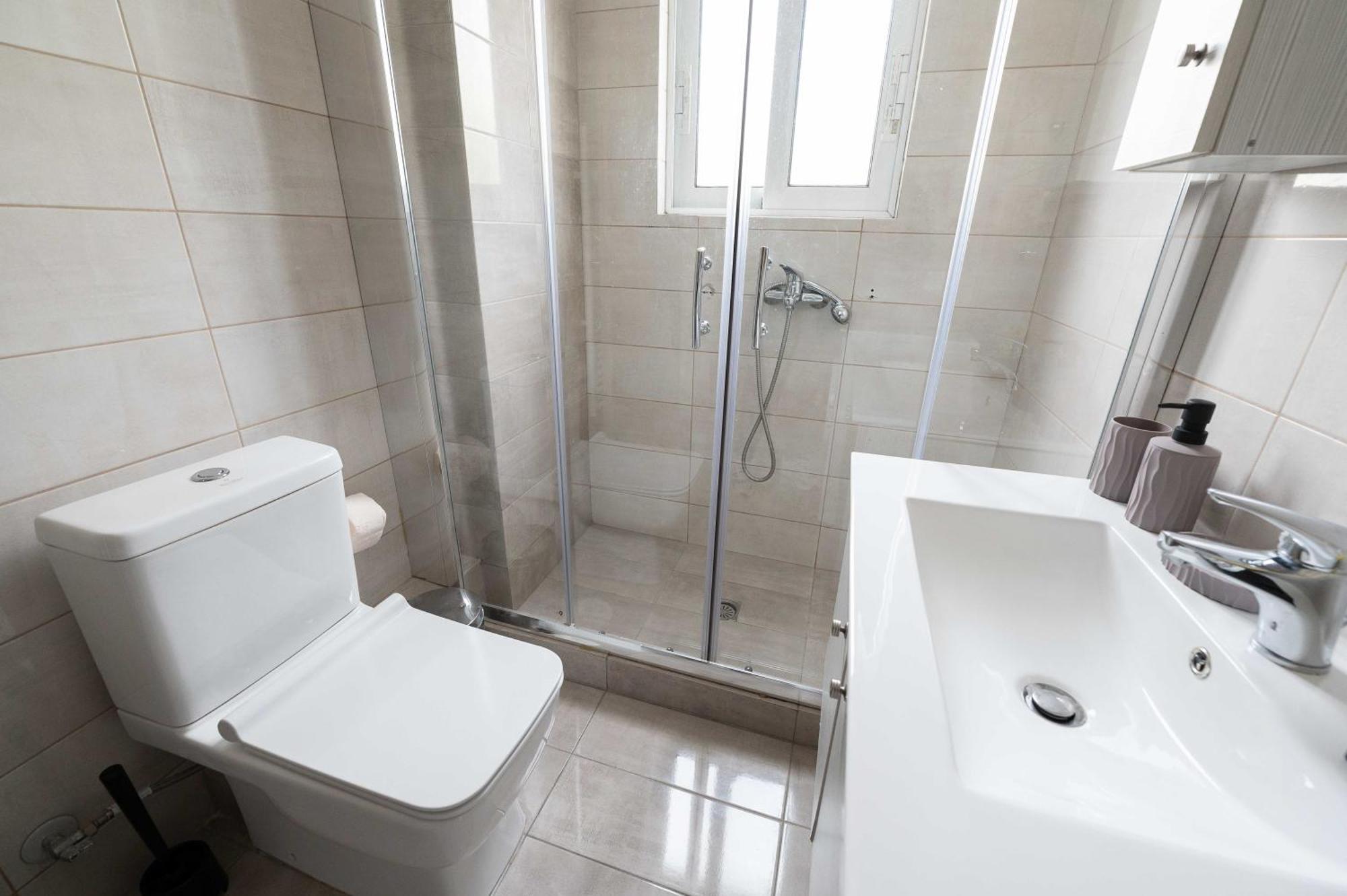 Modern Spacious Apartment Located In Пирея Екстериор снимка