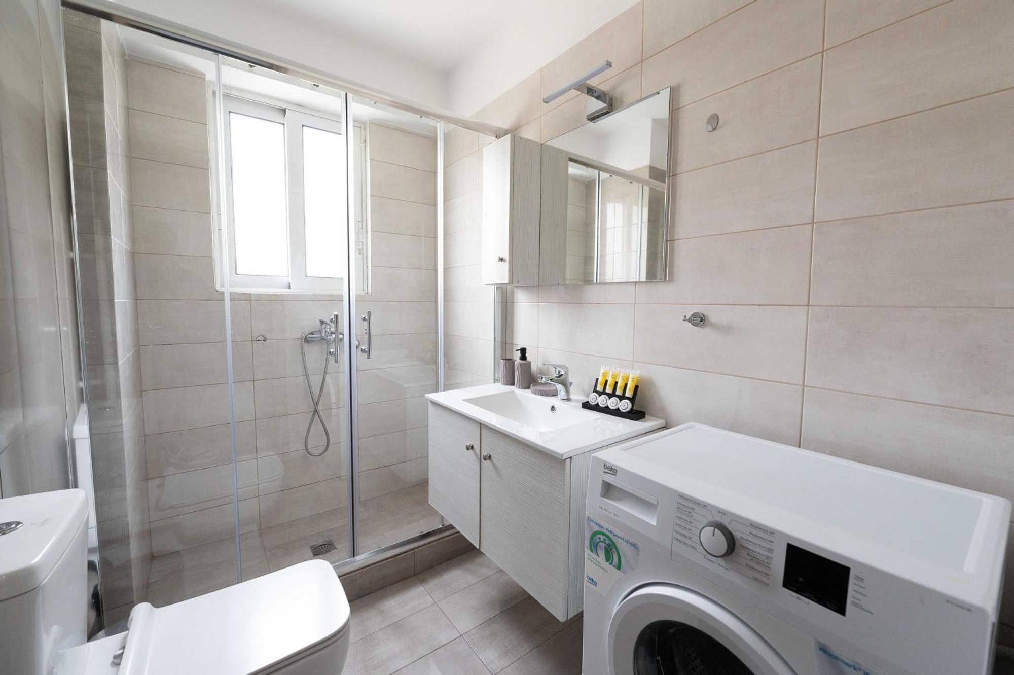 Modern Spacious Apartment Located In Пирея Екстериор снимка